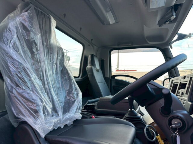 いすゞ：フォワード：登録済未使用：アームロール：3人乗り：ベッドレス：積載3.750㎏