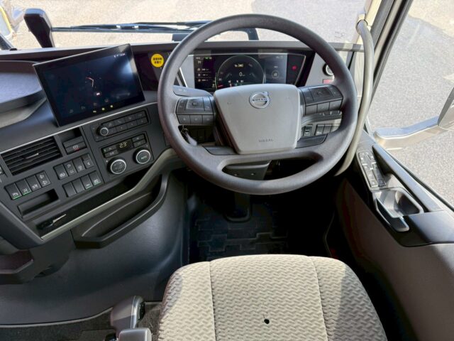 VOLVO：FH：グローブトロッター：ウィング：ブラックウルフホイール：木床