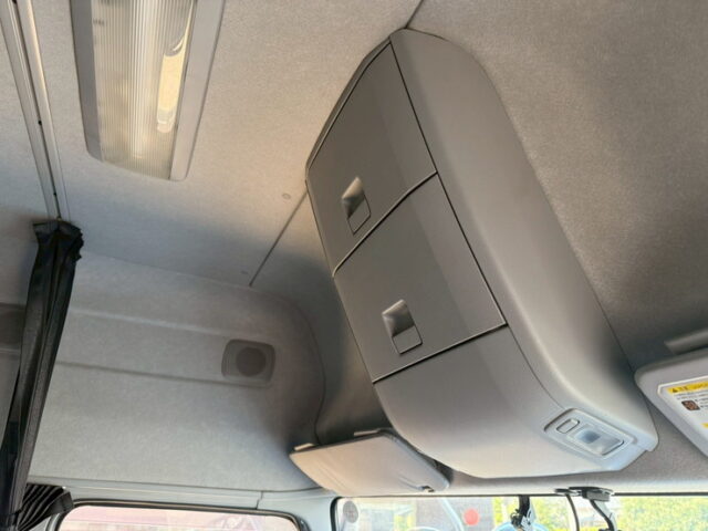 UDトラックス：クオン：ハイルーフ：ウィング：メッキ多数：木床：ラッシング2段