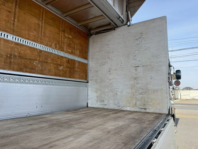 クオン:ハイルーフ:ウィング:メッキ多数:ステンレスバイザー:アルミホイール