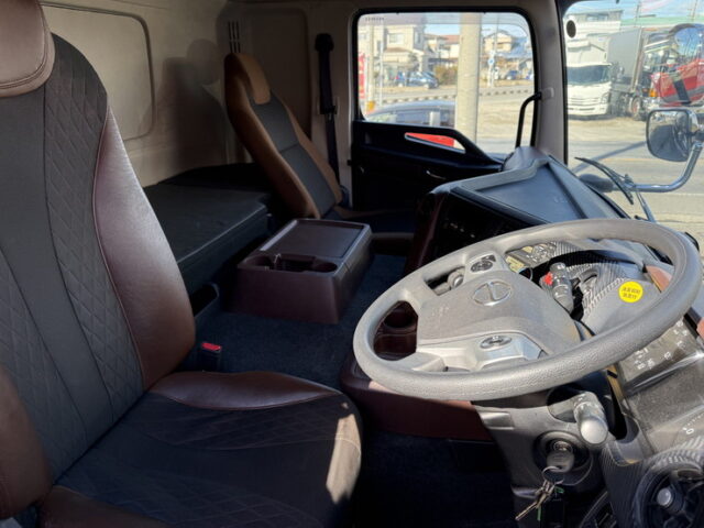 日野:17プロフィア:ハイルーフ:メッキ多数:アルミホイール:木床:E13Cエンジン