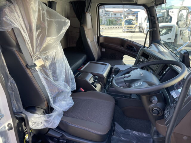 いすゞ　ギガ　ハイルーフ　ウィング　未使用車　アルミホイール　メッキ多数