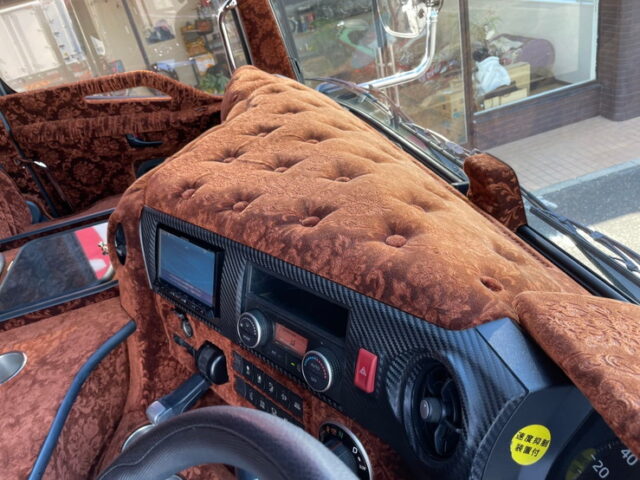 日野　17プロフィア　ヘッド　内装生地張り　ステンレス多数　メッキパーツ多数