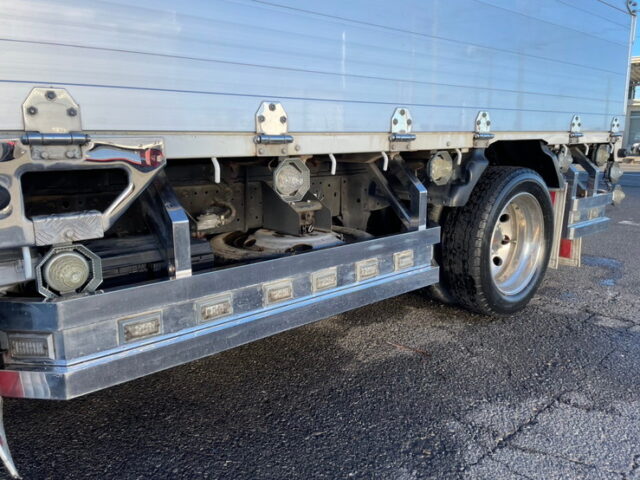 いすゞ：エルフ：平アルミブロック（70㎝）６速MT：フロントバイザー：ミラーステー：アルミホイール：架装多数　