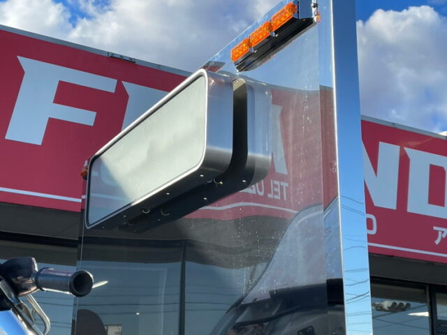 いすゞ　エルフ　平ボディ　5MT　フロントバイザー　プロテク縞板　木床　内装生地張り