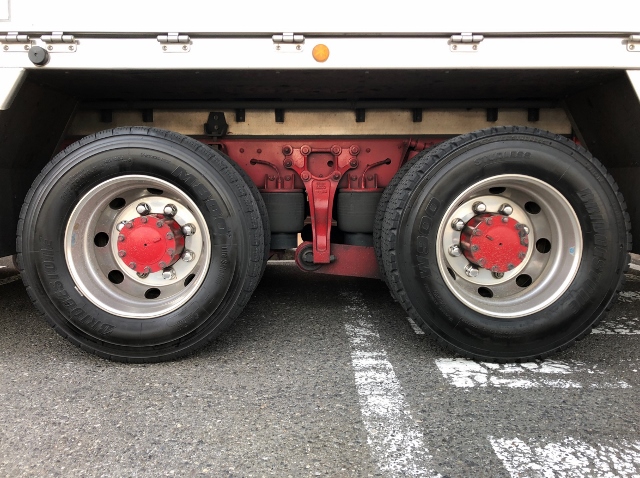 【425】UDトラックス　クオン　低床　冷凍ウイング　ハイルーフ　リアエアサス