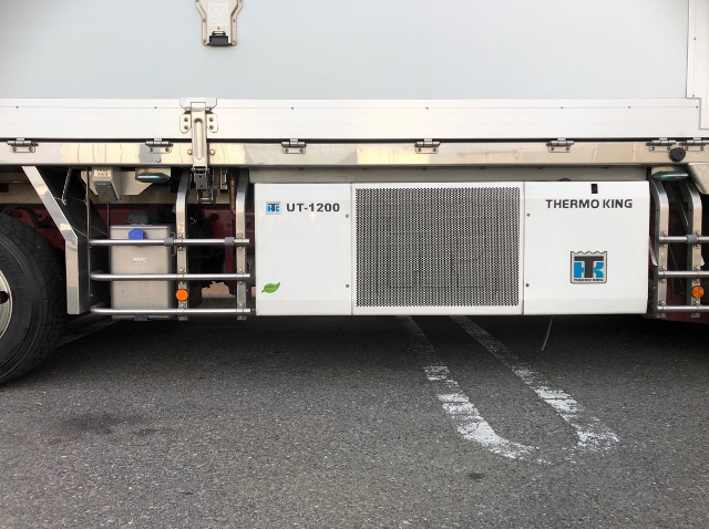 【425】UDトラックス　クオン　低床　冷凍ウイング　ハイルーフ　リアエアサス