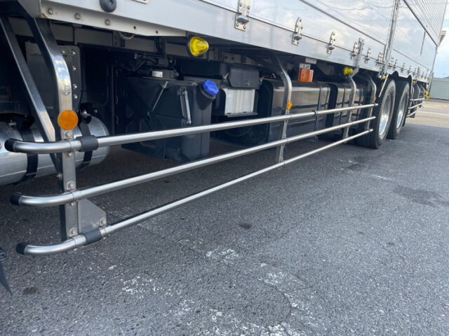 日野　プロフィア　ハイルーフ　ウィング　アルミホイール　ステンレスサイドバンパー　リア門口ステンレス　　