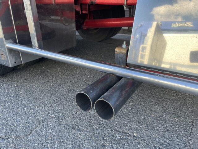 【委託販売車両】いすゞ：フォワード：205馬力：6MT：リア門口ステンレス：木床：ロケット：舟形バンパー：ステンレス多数　