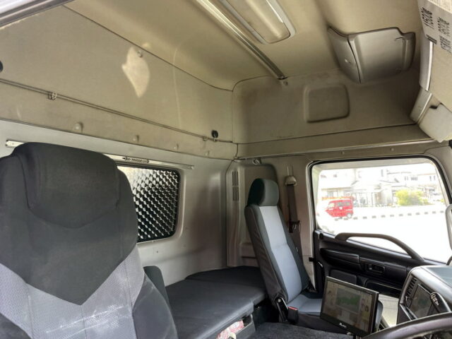 日野　プロフィア　ハイルーフ　トレーラーヘッド　煙突マフラー(ダミー)　ブタ鼻