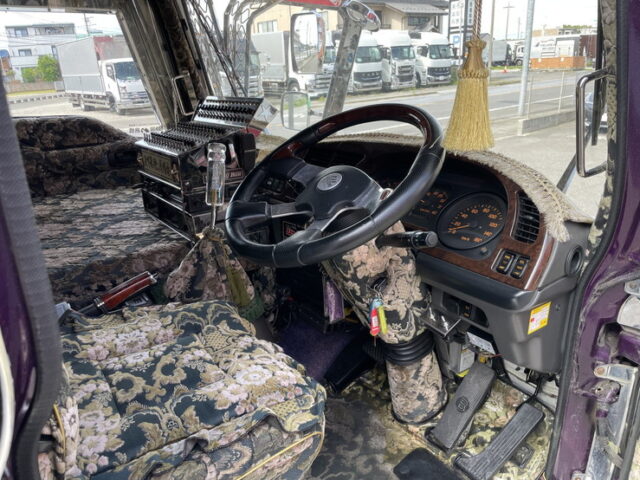 いすゞ：フォワード：デコトラ：キャンピング登録：箱内部屋仕様：マニ割り