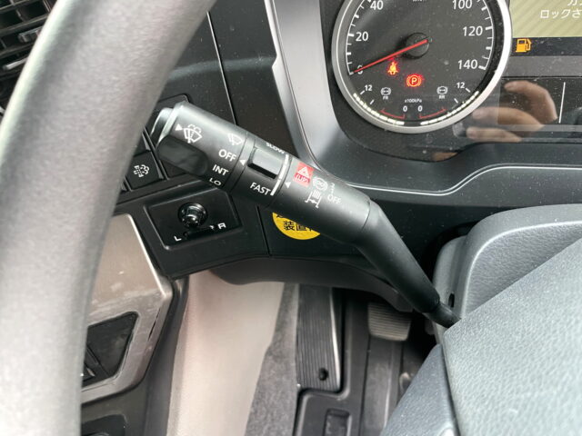 UDトラックス：クオン：トレーラーヘッド：メッキ多数：第5輪荷重11.500㎏