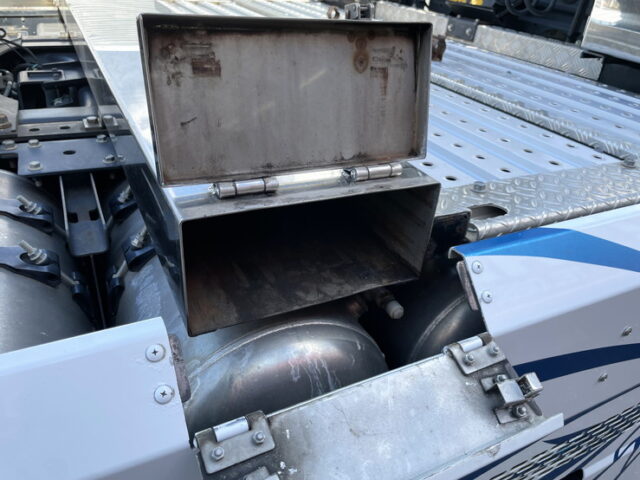 日野：プロフィア：トレーラーヘッド：ハイルーフ：ルーフバー：パイプバンパー：アルミホイール