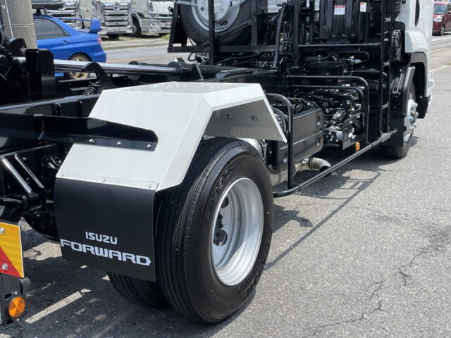 いすゞ：フォワード：登録済未使用：アームロール：3人乗り：ベッドレス：積載3.750㎏