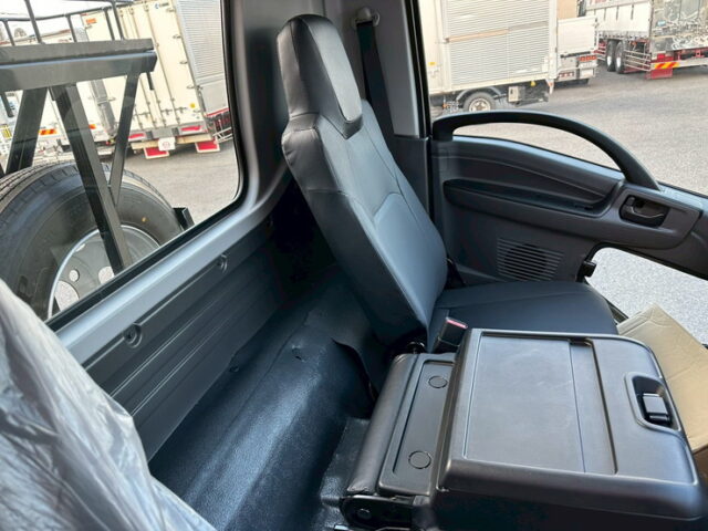 いすゞ：フォワード：登録済未使用：アームロール：3人乗り：ベッドレス：積載3.750㎏