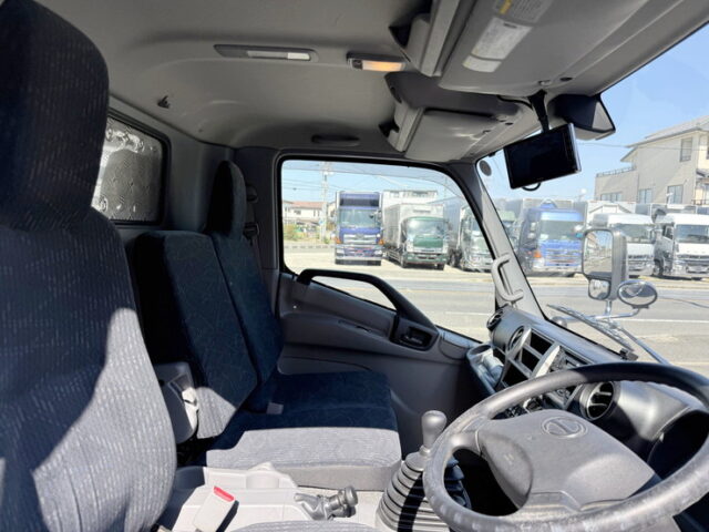 日野：デュトロ：ウィング：ワイドロング：180馬力：ステンレス多数：2.950㎏積