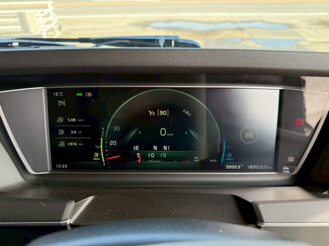 VOLVO：FH：グローブトロッター：ウィング：ブラックウルフホイール：木床