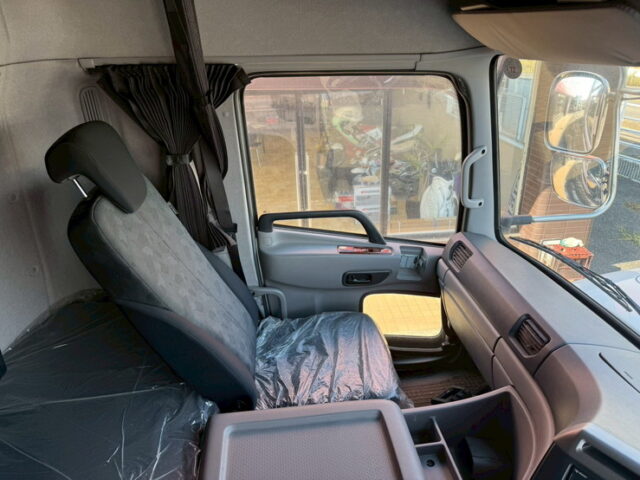 UDトラックス：クオン：ハイルーフ：ウィング：メッキ多数：木床：ラッシング2段