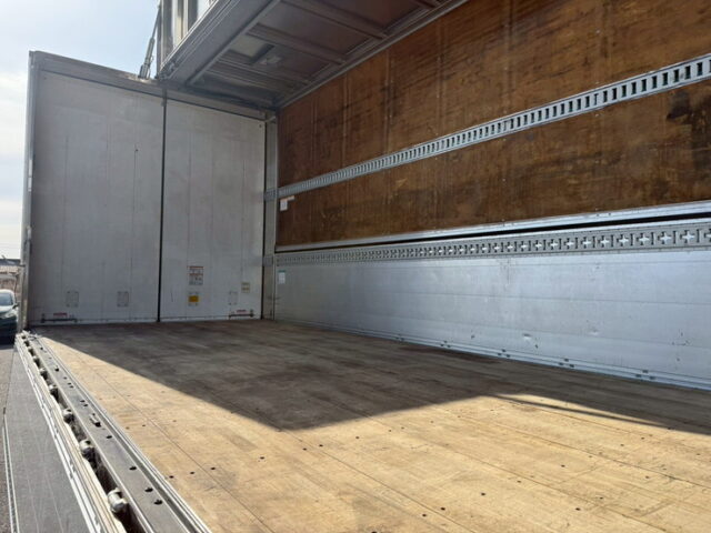 クオン:ハイルーフ:ウィング:メッキ多数:ステンレスバイザー:アルミホイール