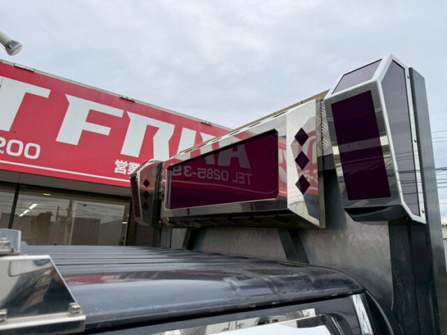 【現状】いすゞ：エルフ：平ボデー：架装多数：マニ割り：5トン未満：2駆/4駆切換付き