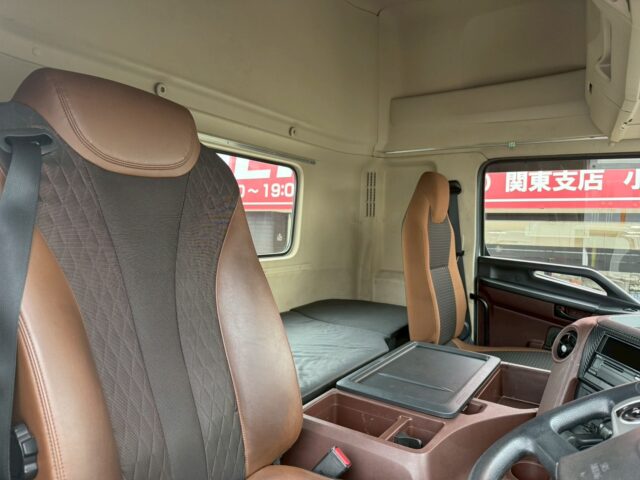 日野:17プロフィア:ハイルーフ:トレーラーヘッド:第5輪荷重11.500㎏:車検7月迄