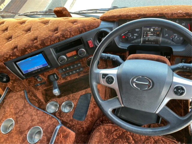 日野　17プロフィア　ヘッド　内装生地張り　ステンレス多数　メッキパーツ多数