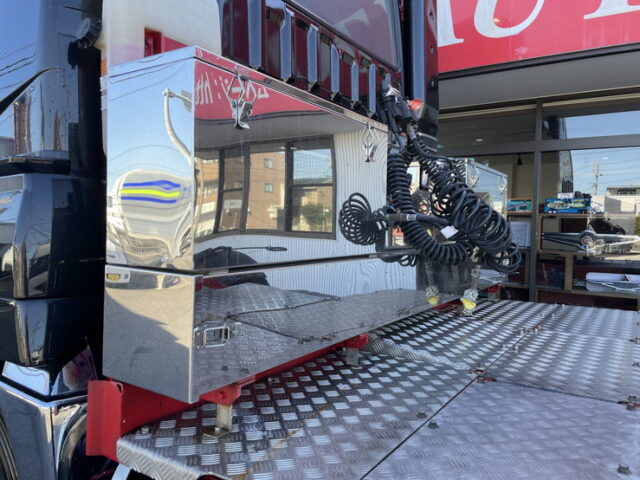 17スーパーグレート　ハイルーフ　トレーラーヘッド　460馬力　第5輪荷重11.500㎏