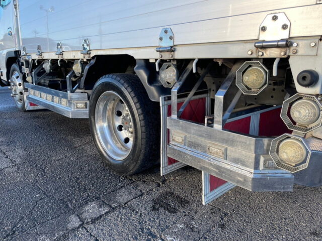 いすゞ：エルフ：平アルミブロック（70㎝）６速MT：フロントバイザー：ミラーステー：アルミホイール：架装多数　