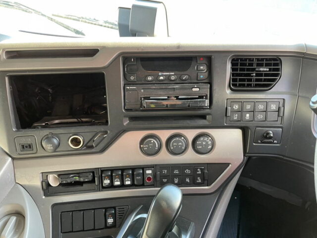 UD クオン：ハイルーフ：冷凍バン：トレクス造りボデー：横扉：ステンレス多数：AT