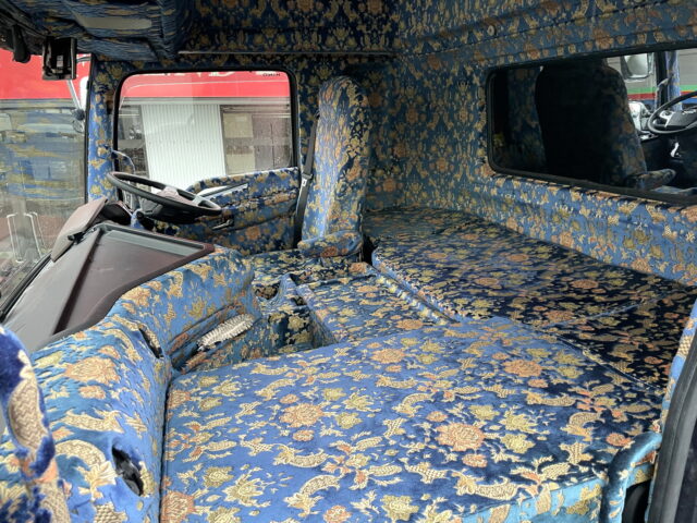 日野　17プロフィア　ハイルーフ　ウィング　造りボデー　1M10アオリ　内装生地張り