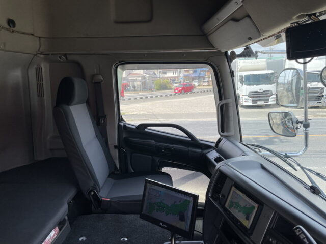 日野　プロフィア　ハイルーフ　トレーラーヘッド　煙突マフラー(ダミー)　ブタ鼻