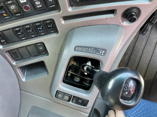 クオン：ハイルーフ：ウィング：跳上ゲート：総輪エアサス：エアロ付き：メッキ多数　