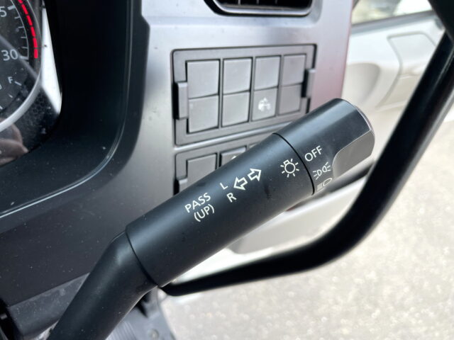 UDトラックス：クオン：トレーラーヘッド：メッキ多数：第5輪荷重11.500㎏