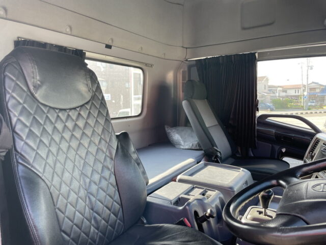 日野：プロフィア：ハイルーフ：トレーラーヘッド：メッキ多数：アルミホイール