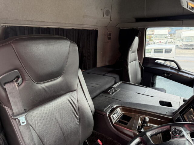 17スーパーグレート：ハイルーフ：トレーラーヘッド：ブタ鼻：第5輪荷重11.500㎏