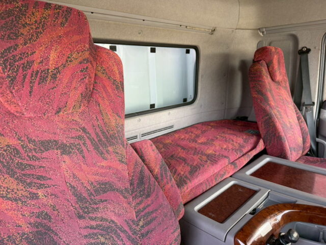 クオン:ハイルーフ:ウィング:メッキ多数:ステンレスバイザー:アルミホイール