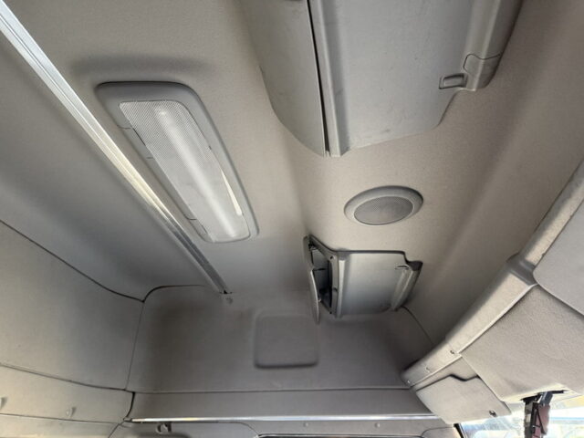 日野:プロフィア:ハイルーフ:トレーラーヘッド:メッキ多数:後輪エアサス:480馬力