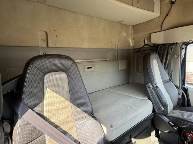 【委託販売】VOLVO:トレーラーヘッド:シングル:アルミホイール:架装多数