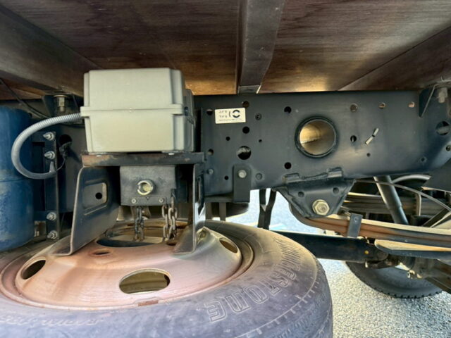 いすゞ:エルフ:平ボデー:標準幅:10尺長:マニ割り:ハイグレード:140馬力