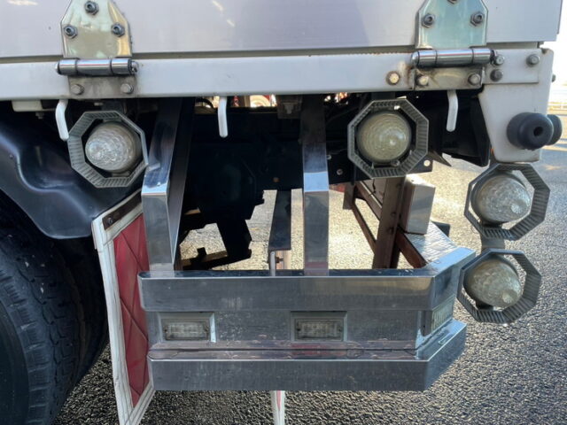 いすゞ：エルフ：平アルミブロック（70㎝）６速MT：フロントバイザー：ミラーステー：アルミホイール：架装多数　