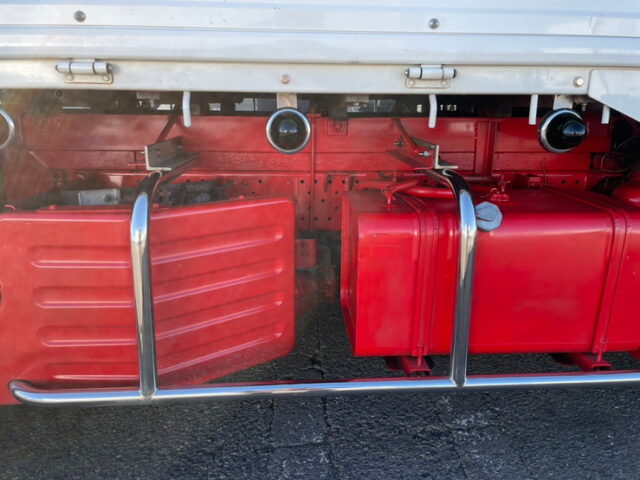 いすゞ　エルフ　平ボディ　5MT　フロントバイザー　プロテク縞板　木床　内装生地張り