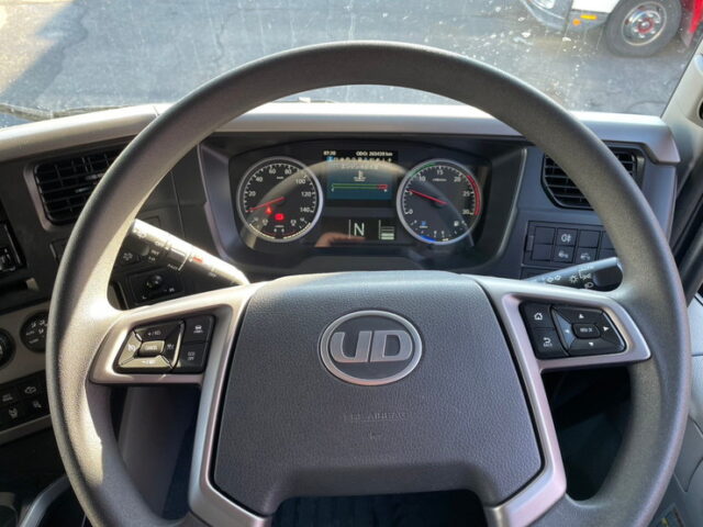 UD クオン：ハイルーフ：冷凍バン：トレクス造りボデー：横扉：ステンレス多数：AT