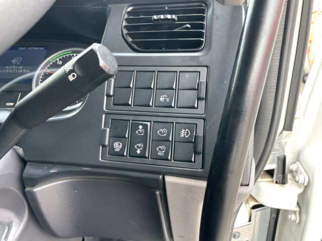 UDトラックス：クオン：トレーラーヘッド：メッキ多数：第5輪荷重11.500㎏