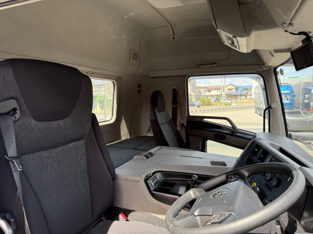 17スーパーグレート：ハイルーフ：トレーラーヘッド：ブタ鼻付：第5輪荷重11.500㎏