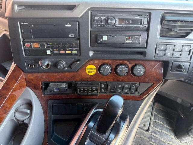 UDトラックス：クオン：ハイルーフ：ウィング：メッキ多数：木床：ラッシング2段