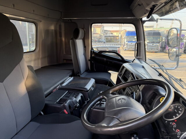 日野:プロフィア:ハイルーフ:トレーラーヘッド:メッキ多数:後輪エアサス:480馬力