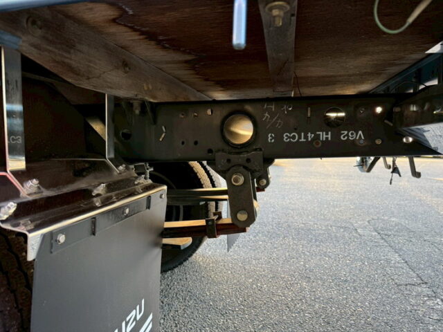 いすゞ:エルフ:平ボデー:標準幅:10尺長:マニ割り:ハイグレード:140馬力