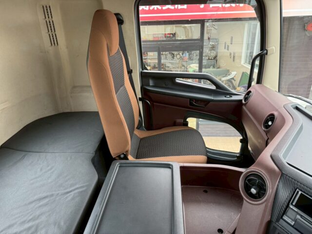 日野:17プロフィア:ハイルーフ:トレーラーヘッド:第5輪荷重11.500㎏:車検7月迄