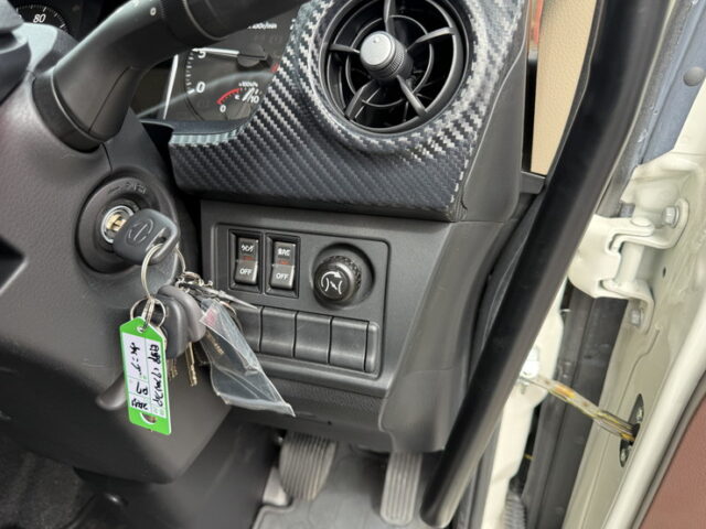 日野：17プロフィア：ハイルーフ：ウィング：未使用：アルミホイール：リア門口ステンレス