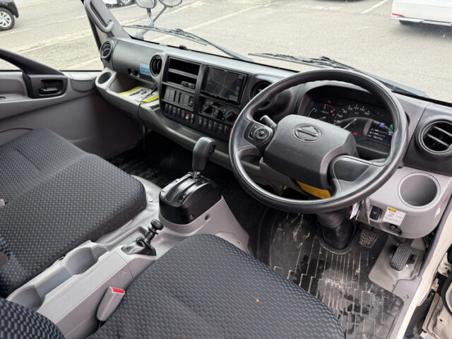 日野：デュトロ：バン：ワイドロング：格納ゲート：左スライドドア：AT車：準中型免許